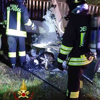 Auto in fiamme nella notte. Paura a Palazzolo.