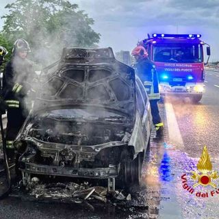 Auto in fiamme vicino al casello di Carisio.