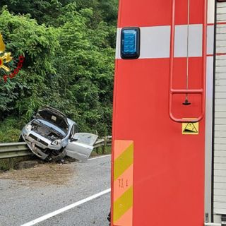 Auto fuori strada a Guardabosone, ferita una donna