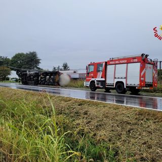 Mezzo pesante si ribalta sulla SP Novara - Vercelli. Intervento impegnativo per i Vigili del Fuoco