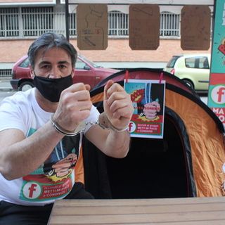 A Torino un altro barista si ammanetta al bar: "Voglio lavorare, dormo qui anche a Pasqua" [VIDEO e FOTO]