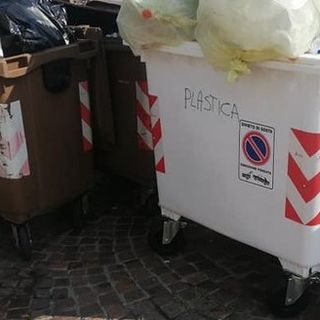 Rovescia tre bidoni dei rifiuti sulla strada, forze dell'ordine cercano il responsabile