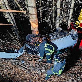Boccioleto: Un volo di 5 metri e si schianta sugli alberi. in Ospedale il conducente