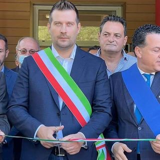 Il momento del taglio del nastro