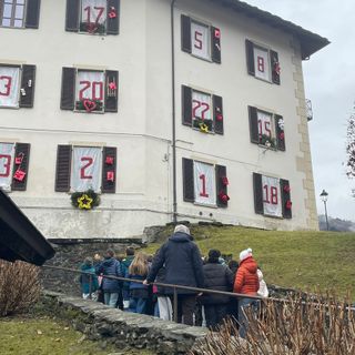 Scopello: Le 24 finestre dell'asilo diventano calendario dell'avvento