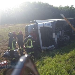 Camion si rovescia sulla Provinciale Castelletto-Buronzo, conducente in ospedale FOTO