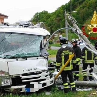 Valduggia, finisce contro un palo della luce: conducente estratto dalle lamiere