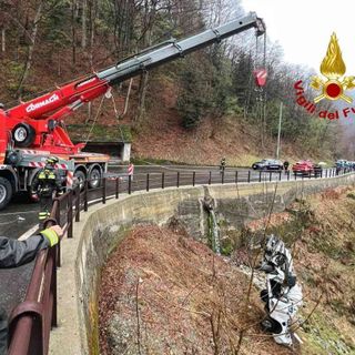 Caduto in un canalone con l'auto. Oggi i Vigili del Fuoco intervengono per il recupero del mezzo