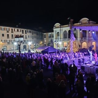 Piazza gremita a Varallo per il Capodanno: musica, festa e comunità