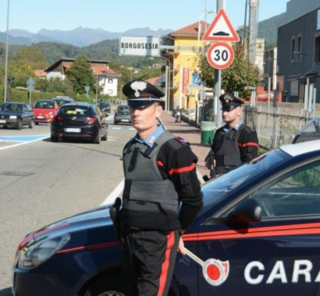 Borgosesia, aggrediscono i carabinieri: notte in cella per due ubriachi