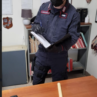 Marijuana e bilancino nascosti in casa: 22enne nei guai