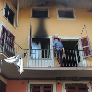 Brucia l’appartamento del vicino, 43enne arrestato dai Carabinieri