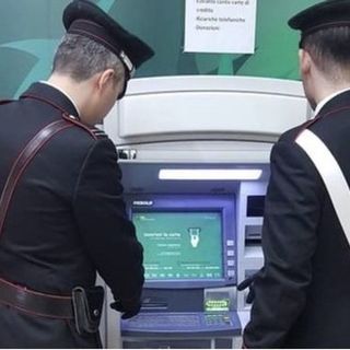 Ruba il bancomat alla donna che assiste e preleva 1000 euro: denunciata badante