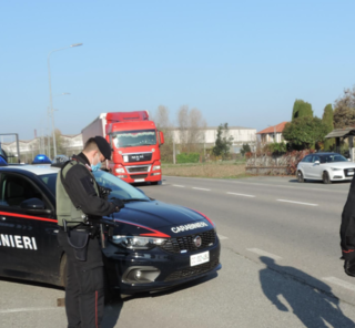 Tentano il colpo a casa di un santhiatese: ripresi dalle telecamere interne vengono denunciati