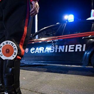 Giovane vandalo fermato con la refurtiva, danneggiate 12 auto parcheggiate.