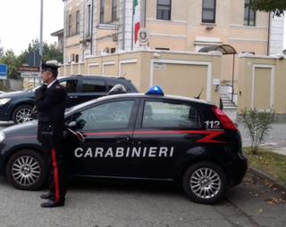 Manda ai vicini un video di minacce in cui esibisce un'arma (finta): 38enne nei guai