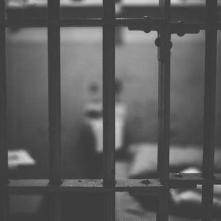 Biella, violenza in carcere. Detenuto spacca il naso a un agente
