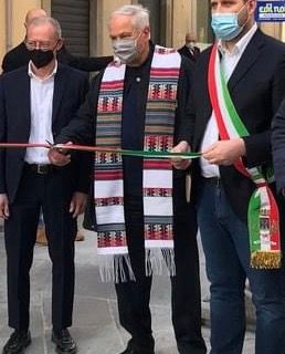 Don Ezio Caretti con il sindaco Paolo Tiramani