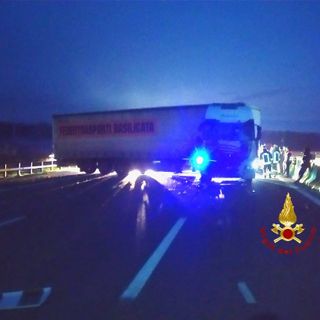 Incidente tra tir e furgone a Carisio. Traffico bloccato sulla A4 per le operazioni di ripristino