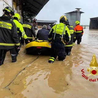 Esondazione del torrente Elvo: anziani bloccati in casa, salvati dai Vigili del Fuoco