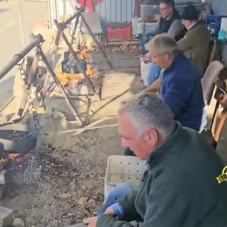 Al Mercatino degli Angeli va a ruba l'angolo delle castagne realizzato dai volontari (video di Mauro Benedetti per newsbiella.it)