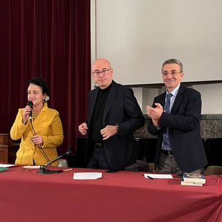 Borgosesia, Aldo Cazzullo incontra gli studenti delle medie: “La vera ricchezza della vita è il tempo”