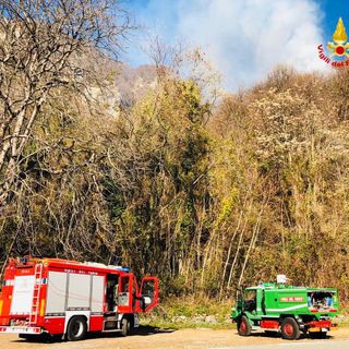 Incendio di sterpaglie a Civiasco, in azione Vigili del Fuoco e AIB