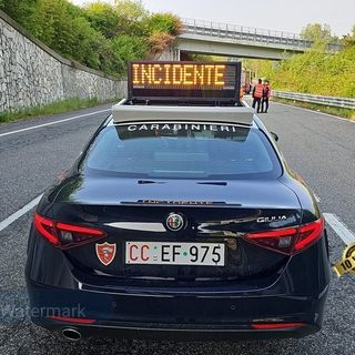 Gasolio sulla strada, nella vicina Valdilana un'auto finisce contro una colonnina elettrica (foto di repertorio)