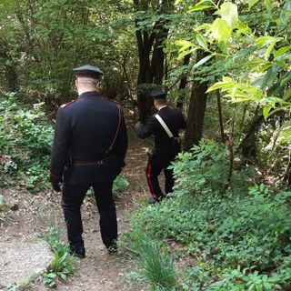 Ladro in fuga tra i tifosi in attesa del Giro: arrestato dopo un inseguimento tra i boschi