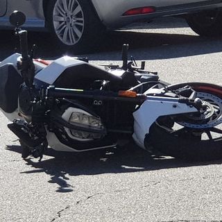 Schianto con auto a Crevacuore, 5 giorni di prognosi per un motociclista (foto di repertorio)