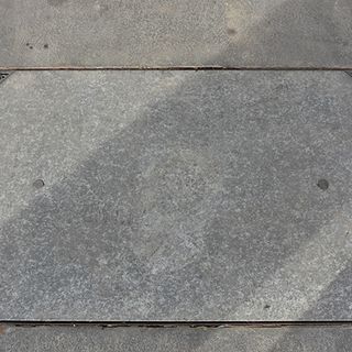 Dopo i pluviali spariscono gli angolini in bronzo che chiudono le tombe