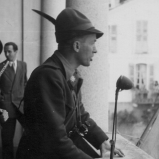 Moscatelli parla dopo la liberazione di Varallo, 24 aprile 1945