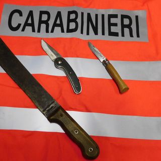 Borgosesia: per strada con tre coltelli, denunciate due persone