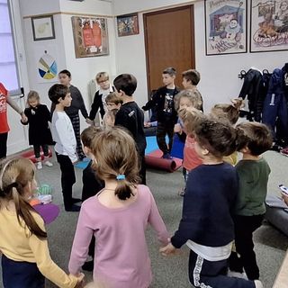 Yoga, fantasia e silenzio: in Ludoteca a Varallo un pomeriggio di benessere per i più piccoli