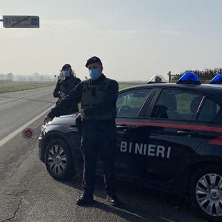 Blocca con la colla la porta del Comune. 40enne denunciato per danneggiamento