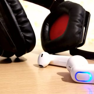 Auricolari: qual è la differenza tra bluetooth e wireless?