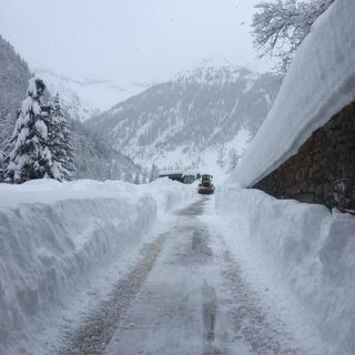 Un metro di neve in Val Sermenza e Carcoforo isolato: beni distribuiti e soccorsa anche una donna