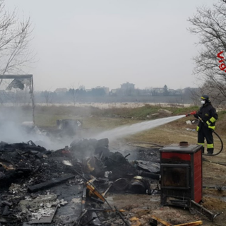 Argine della Sesia: incendio distrugge due roulotte