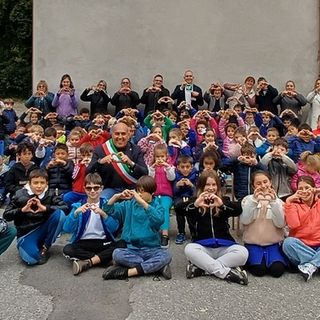 Borgomanero, un nuovo defibrillatore per la comunità di Santa Croce: un dono dall’AVIS per i 35 anni di attività