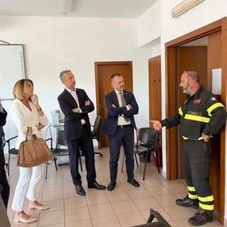 I parlamentari Prisco e Delmastro al comando dei Vigili del Fuoco di Vercelli