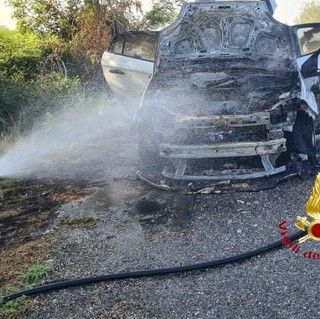 In fiamme un'auto alimentata a gpl