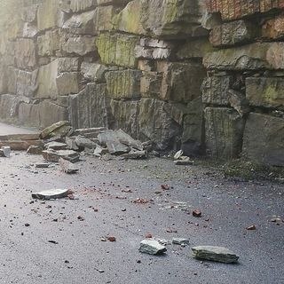 Detriti sul manto stradale a Crevacuore creano pericolo