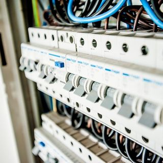 Aggirano il contatore elettrico: denunciati