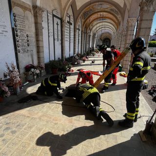 Dal novarese: Cade in una tomba al cimitero, salvato dai Vigili del Fuoco