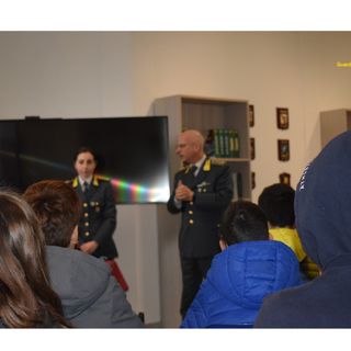 Gli studenti dell'istituto Lanino in visita alla Guardia di finanza