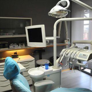 Fm Dental Biella, come riconoscere la Parodontite e come curarla, foto studio Fighera