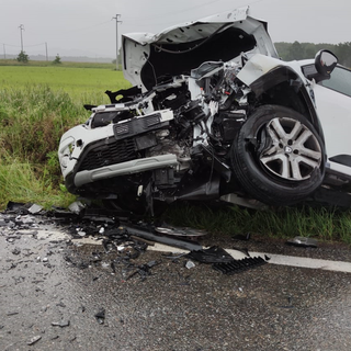 Frontale tra due auto a Brusnengo: tre feriti, uno in prognosi riservata