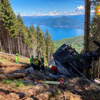 Dramma sul Mottarone: precipita una cabina della funivia, nove morti