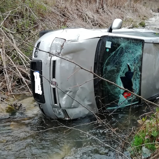 Perde il controllo dell'auto e finisce nel canale: giovane rimane illeso