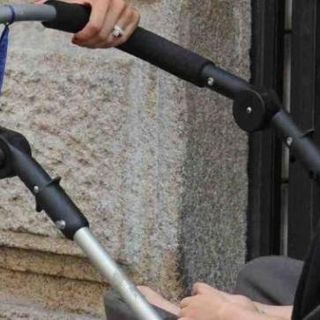 Vercelli: si avvicina alla mamma e tenta di portarle via la neonata di 5 mesi nel passeggino